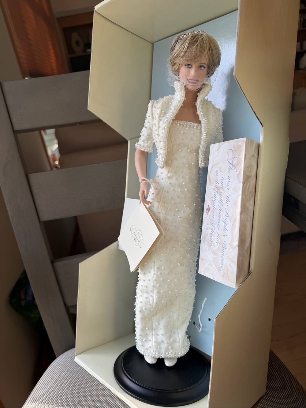 LADY DIANA PRINCES OF‎ WALES WITH TIARA AND BOX
